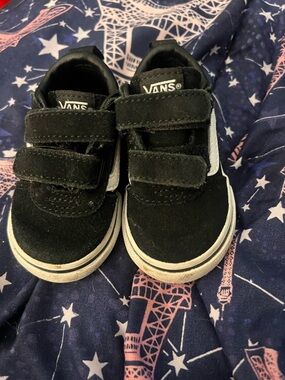 🔥Hot Deal 🔥 Vans Kids Black & White Velcro Skate Sneakers